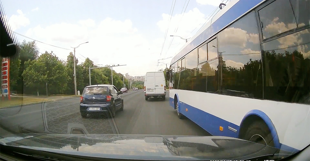 (VIDEO) Manevre de neînţeles ale unui şofer de troleibuz din Chişinău, care tot taie colţul altor vehicule