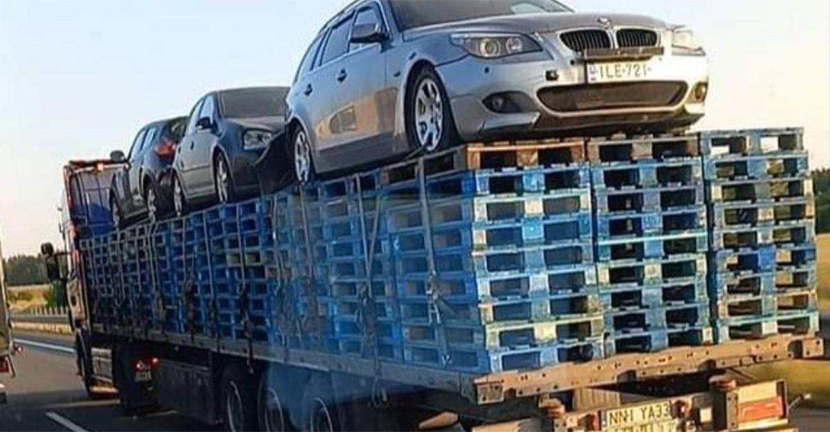 Un camion din Polonia, surprins transportând trei automobile peste paleţii pe care-i avea pe semiremorcă