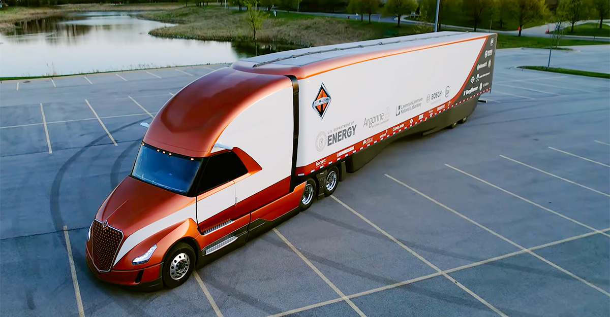 (VIDEO) Acesta e un camion aerodinamic hibrid din SUA, cu un randament record a motorului şi un consum de doar 15,7 litri/100 km