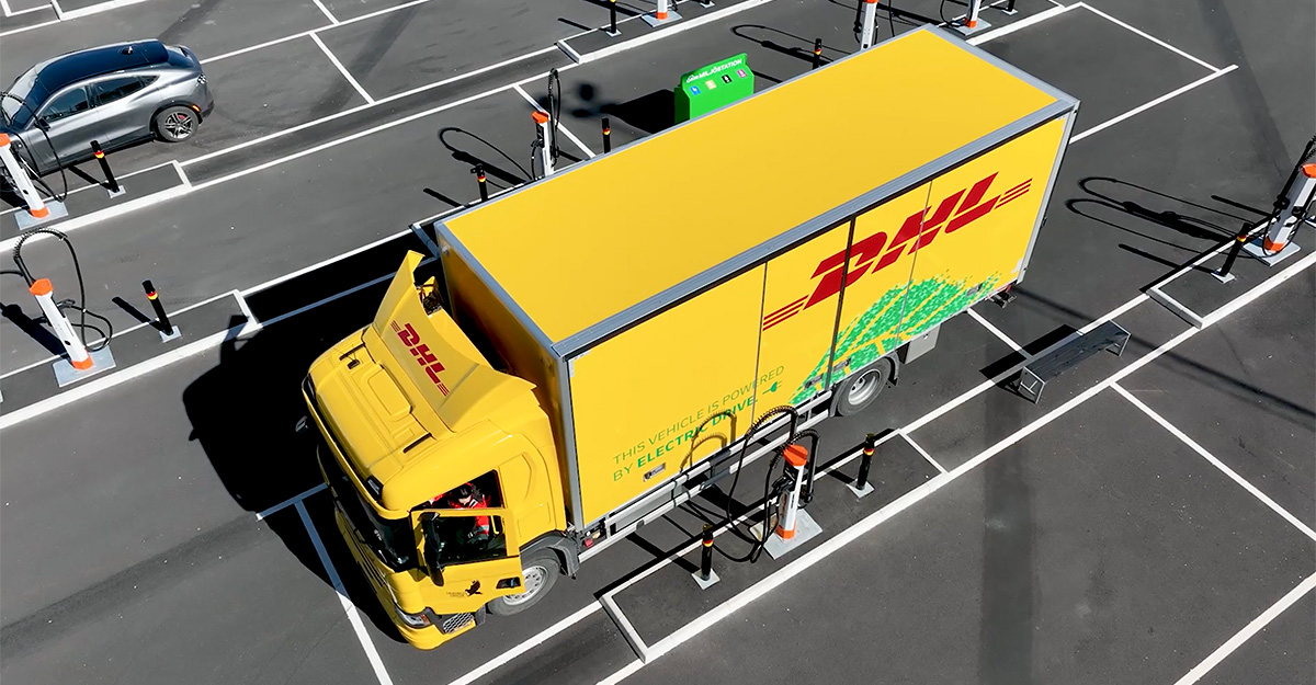 (VIDEO) Cum arată o staţie de încărcare cu locuri pentru 22 camioane electrice în Suedia