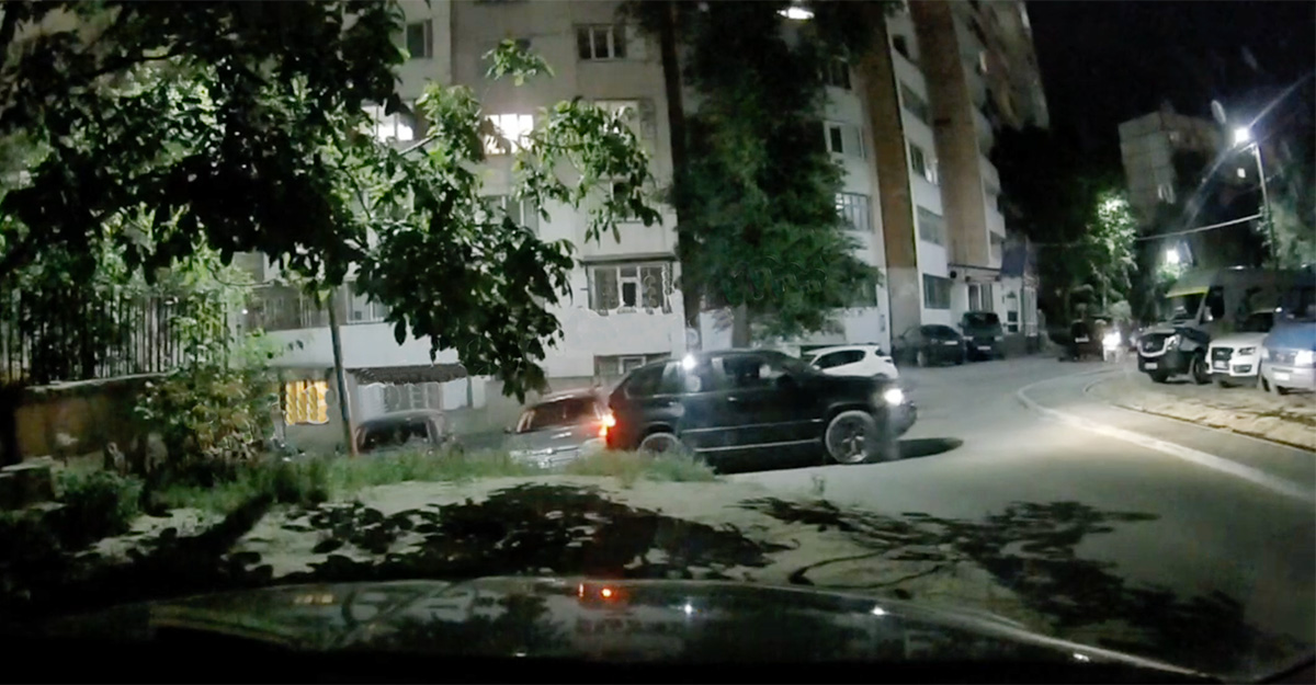 (VIDEO) Un BMW X5, surprins de camerele de supraveghere ale unui bloc din Chişinău buşind o Toyota şi plecând imediat de la locul accidentului