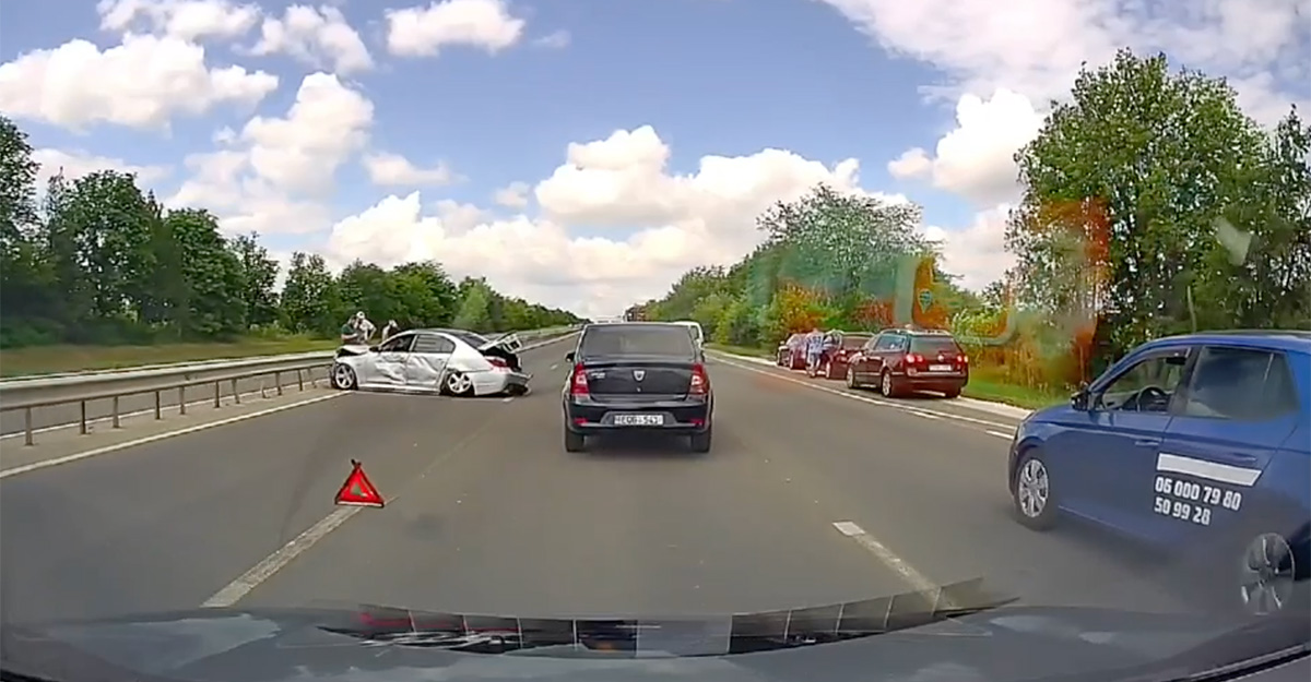(VIDEO) Un BMW a fost distrus pe traseul de lângă Stăuceni după un accident cu un camion