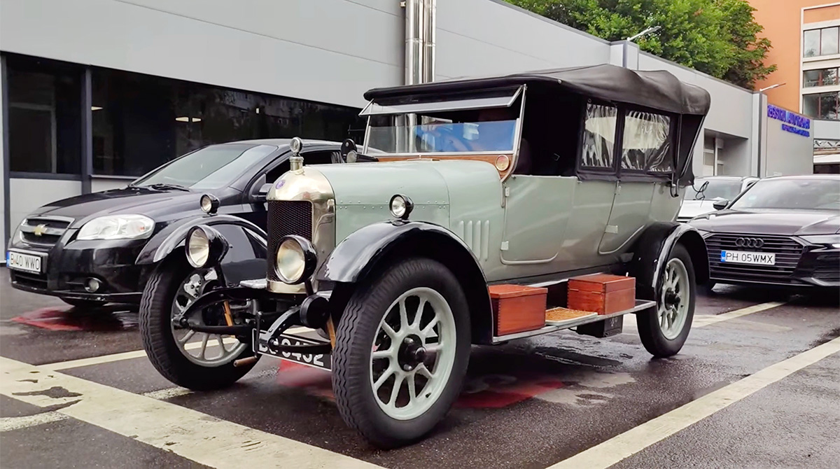 (VIDEO) Aceasta e o maşină de aproape 100 de ani, care a venit să facă ITP-ul în România