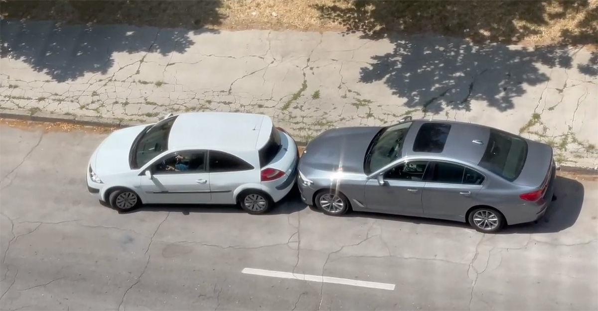 (VIDEO) "Cine ţi-a vândut permisul?" Un şofer din Chişinău are probleme cu parcarea şi e luat la rost de un alt şofer