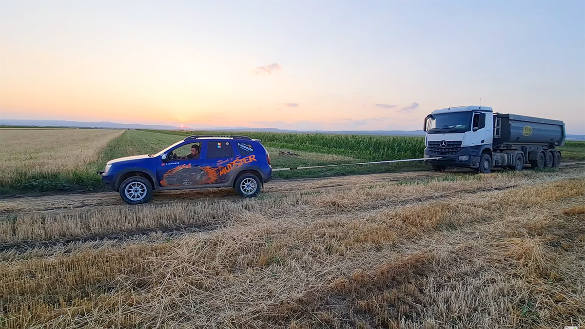 (VIDEO) Renumita Dacia Duster din România, care a călătorit în Africa, tractează un camion Mercedes de 35 tone