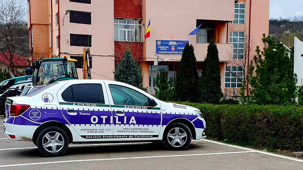 Creativitate în România: această Dacia nu e o maşină de poliţie, dar sunt foarte mari şanse să o percepi aşa, iar noi i-am aflat istoria