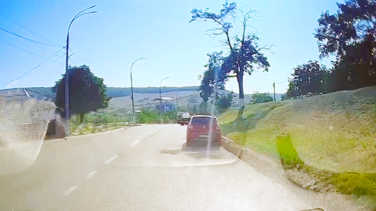 (VIDEO) Traiectoria unei Dacia arată ce se poate întâmpla când îţi distragi privirea de la volan pentru doar câteva secunde