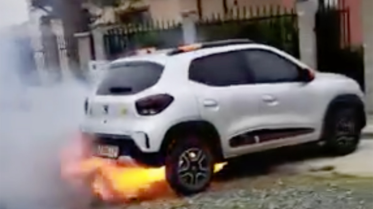 (VIDEO) Au fost publicate imaginile cu momentul izbucnirii incendiului unei Dacia Spring, care a ars în Timiş, iar proprietarul dezvăluie noi detalii