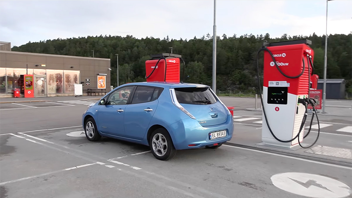 (VIDEO) Un norvegian a trebuit să-şi încarce de 23 de ori Nissan-ul său Leaf de 10 ani pentru a parcurge 1000 km
