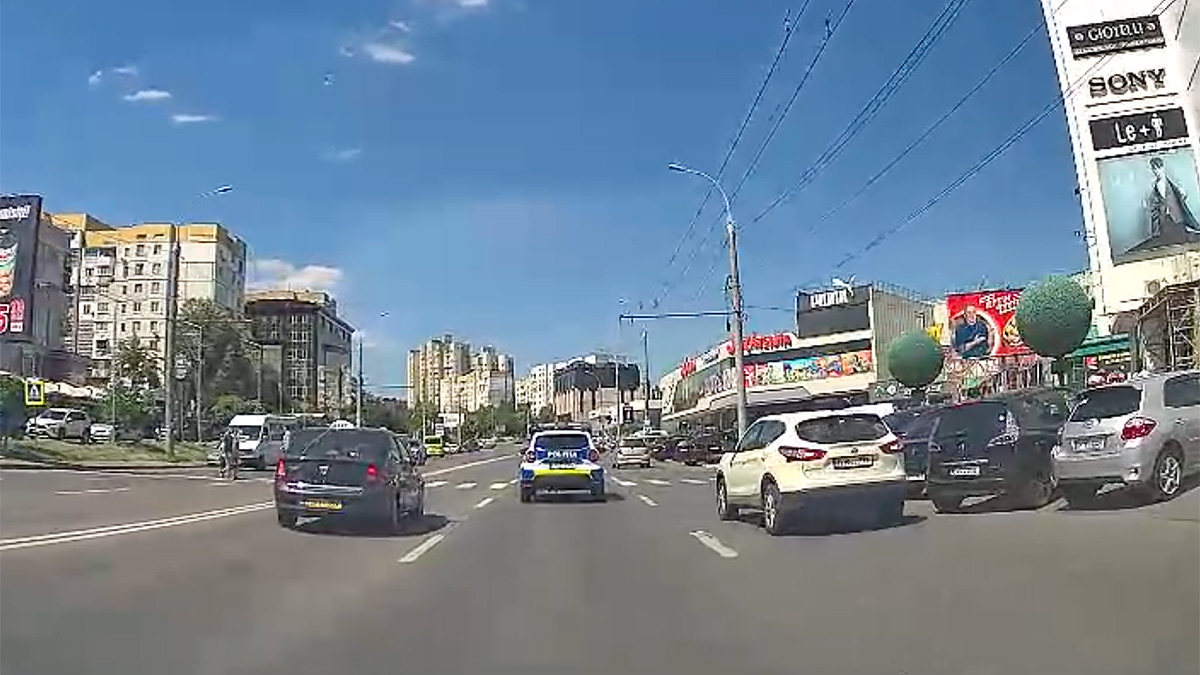 (VIDEO) Un poliţist din Chişinău nu oferă cel mai bun exemplu la o trecere de pietoni şi ar fi pasibil de amendă sau suspendare de permis, conform noilor modificări