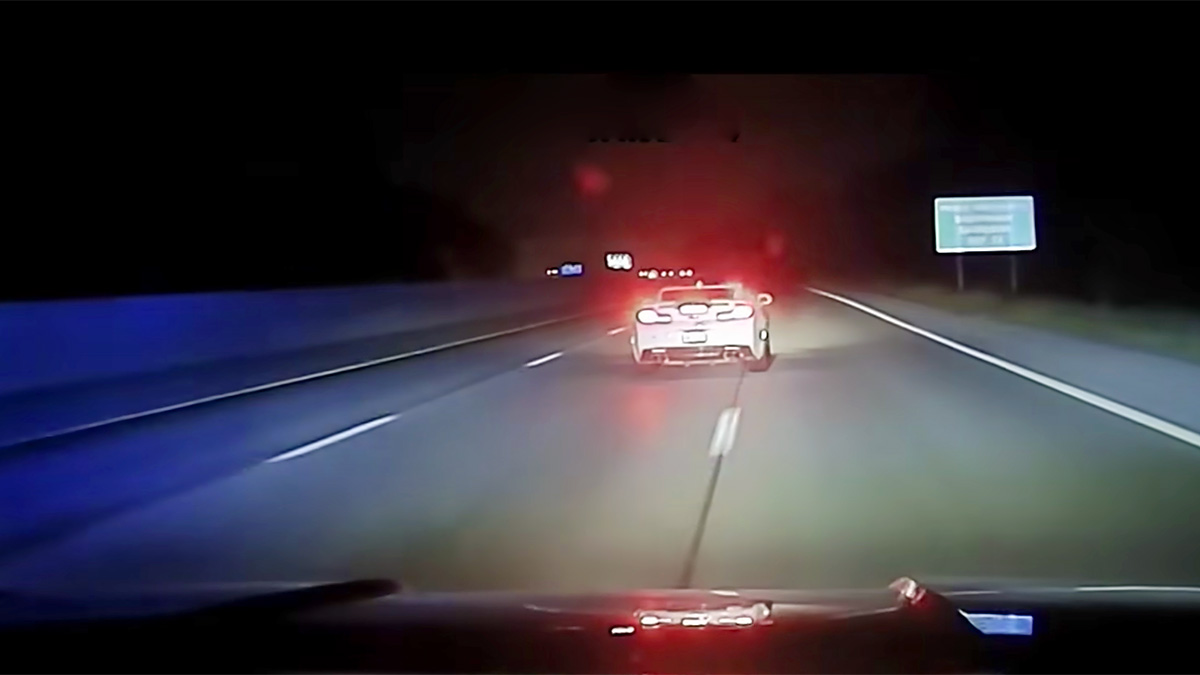 (VIDEO) Un Chevrolet Camaro a scăpat de urmărirea poliţiei în 30 de secunde, doar apăsând acceleraţia pe o autostradă în SUA
