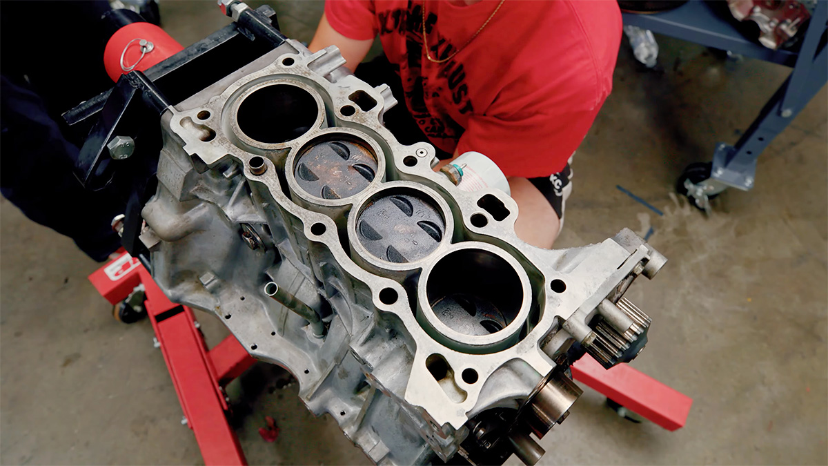 (VIDEO) Cât de greu e să reasamblezi un motor de maşină din anii 90 fără instrucţiuni