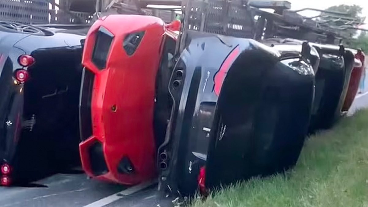 Un camion care transporta 9 supercar-uri, printre ele Lamborghini, Ferrari şi Mercedes, s-a răsturnat pe o autostradă din Marea Britanie