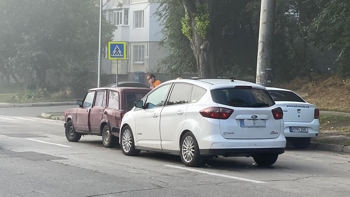 Un accident cu o Lada 2104 din Chişinău arată ce urmări poate avea oboseala metalelor şi coroziunea în timp