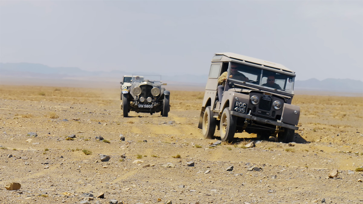 (VIDEO) Primul exemplar produs în istoria lui Land Rover Defender, din 1948, a traversat acum deşertul Gobi din Mongolia, după ce a fost găsit într-un hangar şi restaurat