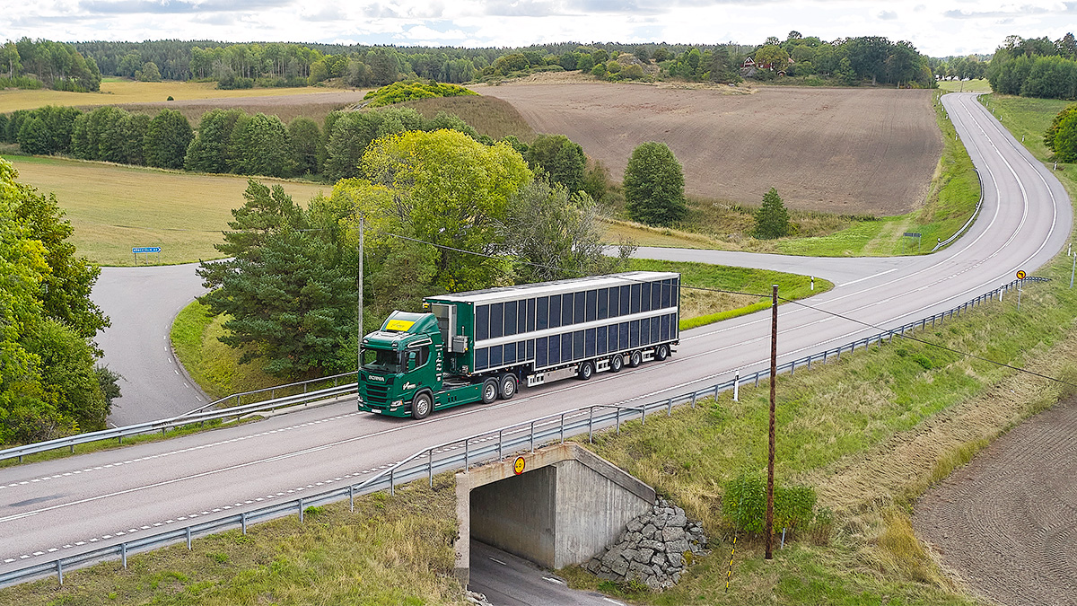 (VIDEO) Scania a creat un camion electric cu 100 metri pătraţi de panouri fotovoltaice, pentru încărcarea bateriilor de la soare
