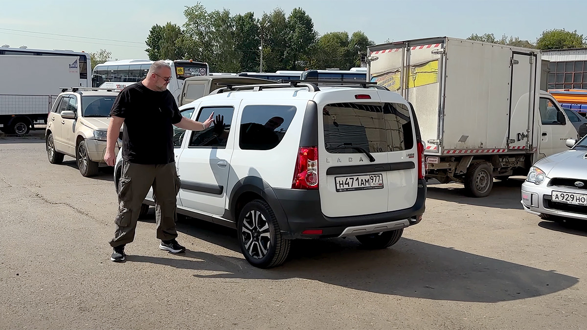 (VIDEO) Vlogger-ul din Rusia care critica dur Dacia Duster doi ani în urmă, acum laudă Lada Largus, paralela lui Logan MCV din prima generaţie