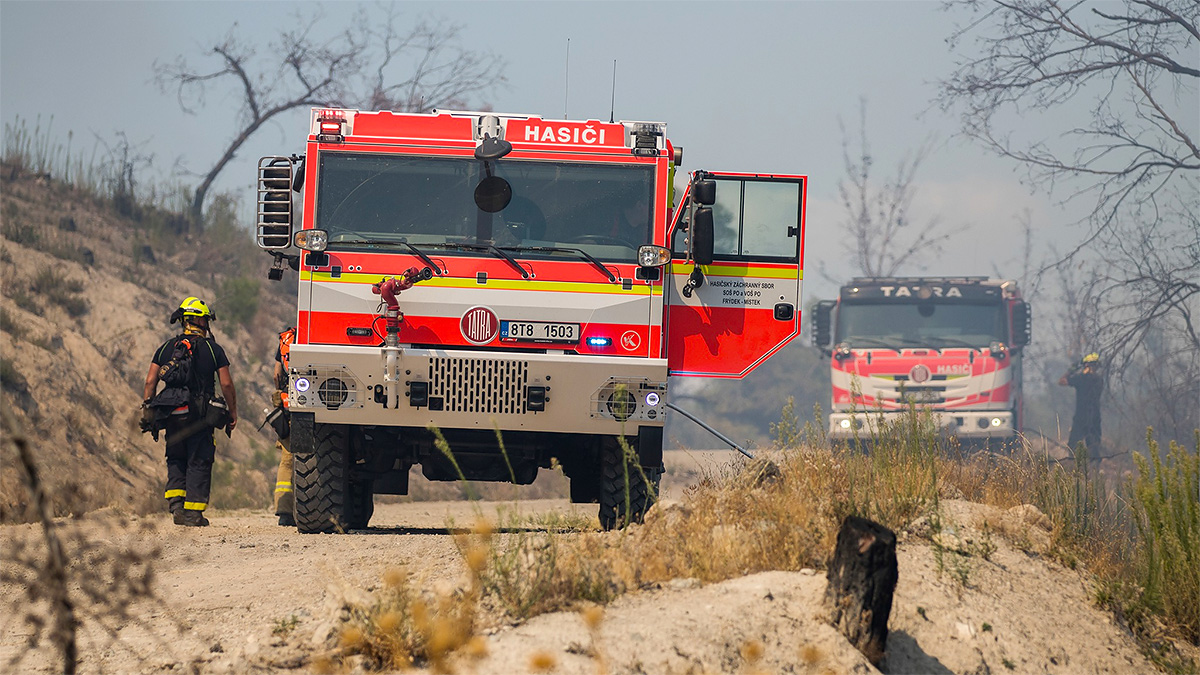 (FOTO) Pompierii cehi şi slovaci au intervenit cu 15 camioane Tatra şi 3 Unimog la stingerea incendiilor din Grecia, iar aportul acestora s-a dovedit a fi crucial