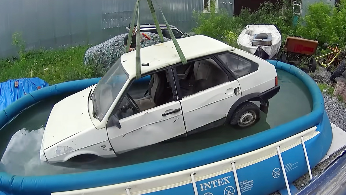(VIDEO) Un rus a pus o Lada în apă sărată de mare pentru o lună, pentru a afla ce se va întâmpla cu ea