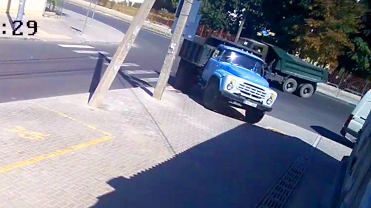 (VIDEO) Şoferul de ZIL din Chişinău, care a deteriorat câteva grile pe un trotuar cu camionul său, a venit să-l repare