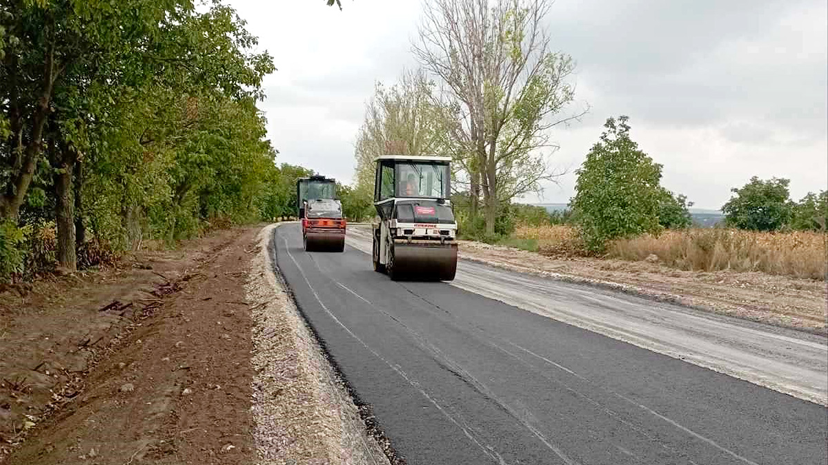 În Moldova se reabilitează şi asfaltează 90 km de drumuri regionale, între sate, care vor fi gata până la finele anului