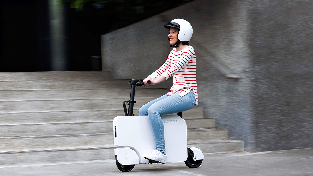 (VIDEO) Honda a lansat Motocompacto, un scuter electric cu formă de valiză, pe care-l poţi pune şi-n portbagajul unei maşini