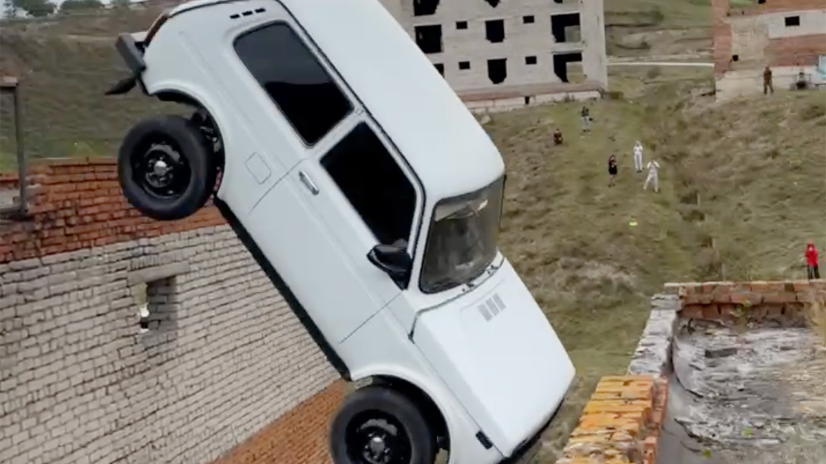 (VIDEO) Un cascador rus a vrut să sară cu o Lada Niva între două clădiri, dar maşina n-a prins viteza necesară şi a căzut între ele