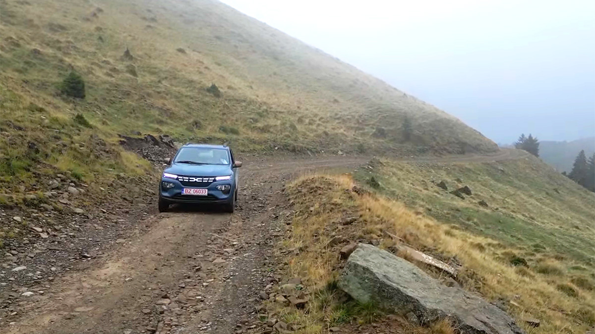 (VIDEO) Un român a scos Dacia Spring electrică în offroad, urcând cu ea în munţi, la aproape 1500 metri altitudine
