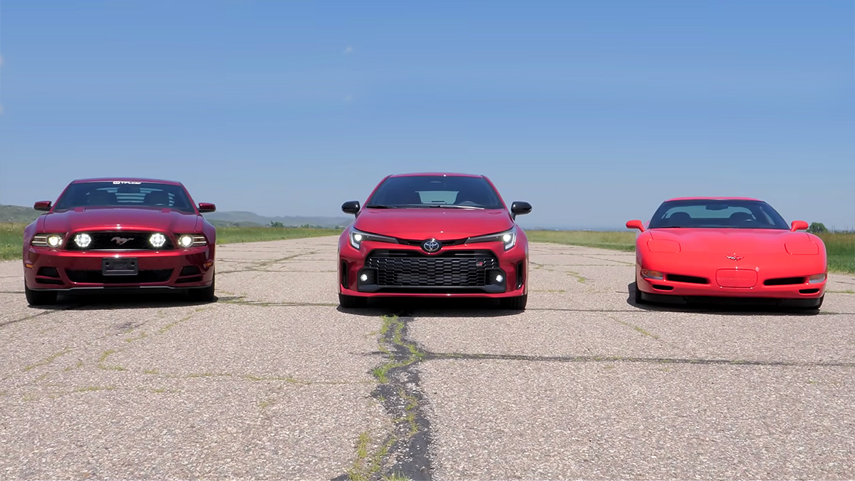 (VIDEO) Toyota GR Corolla, cu motorul său de 3 cilindri, şi-a măsurat forţele cu V8-urile americane de pe Mustang şi Corvette