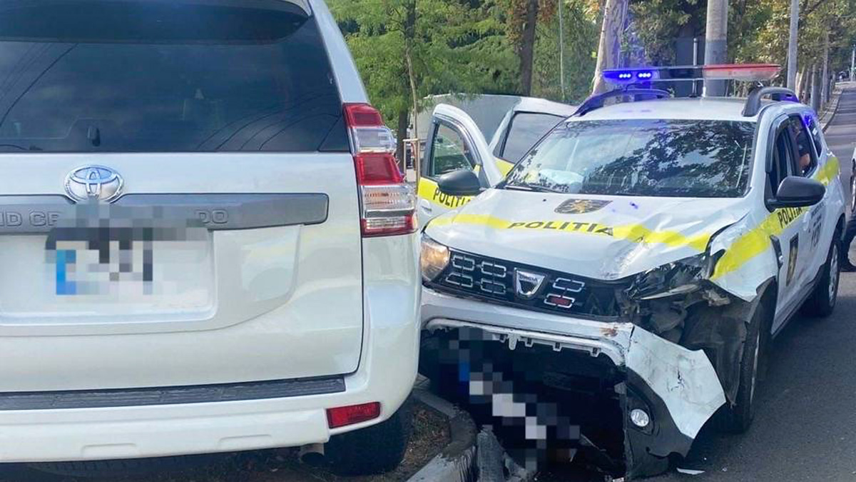 O Dacia Duster a poliţiei din Chişinău, cu două persoane reţinute la bord, a lovit din plin o Toyota Land Cruiser