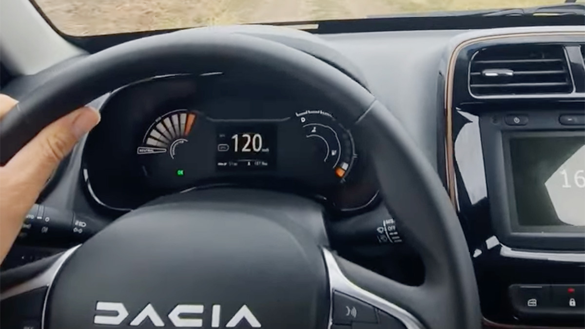 (VIDEO) O Dacia Spring electrică a fost condusă de un român cu 120 km/h pe un drum de ţară din România