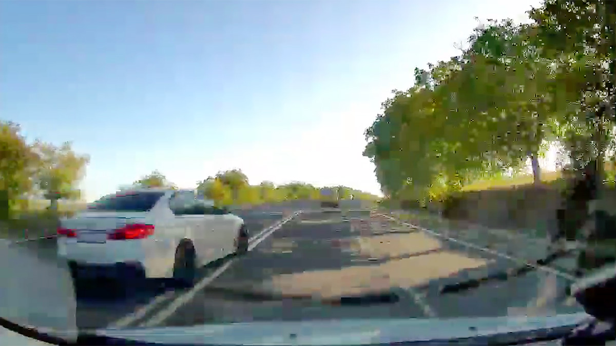 (VIDEO) Accident din cauza vitezei enorme a unui BMW şi a depăşirii pe contrasens pe traseul Chişinău-Hânceşti, surprins de o cameră de bord