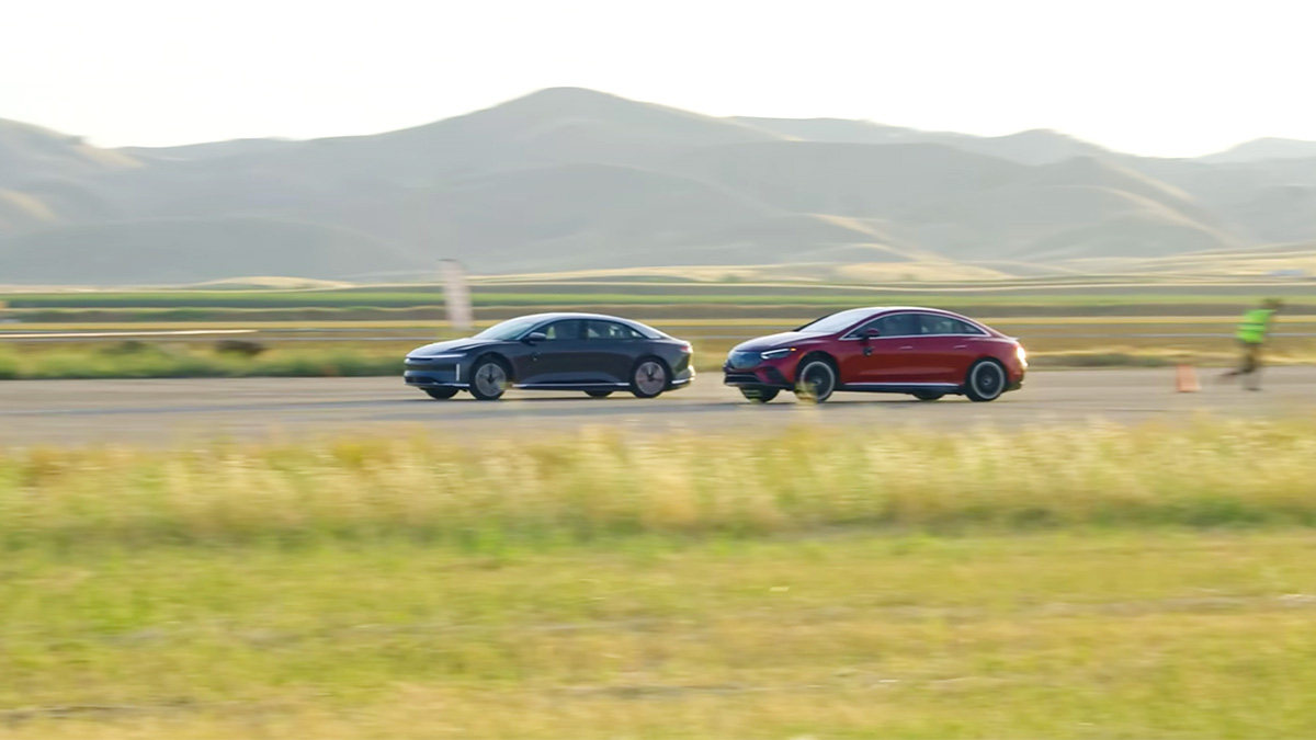 (VIDEO) Întrecere strânsă între Mercedes-AMG EQE şi  Lucid Air Grand Touring, două modele electrice de performanţă din Germania şi SUA
