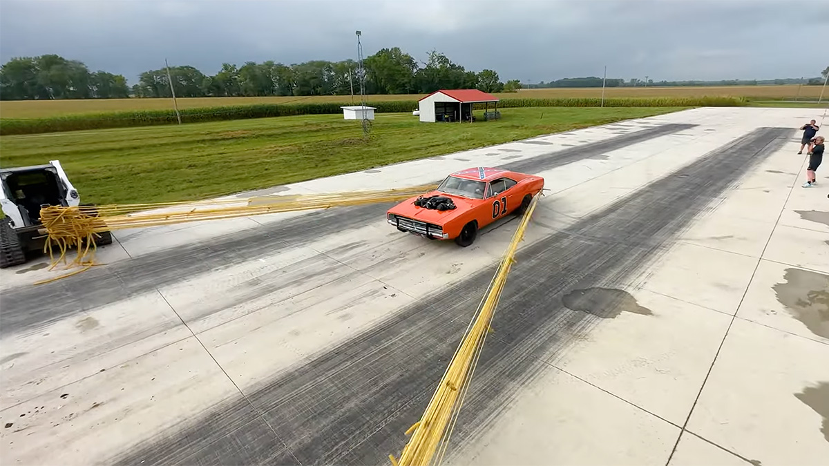 (VIDEO) Un youtuber a lansat supercar-uri Lamborghini şi Dodge cu o praştie imensă
