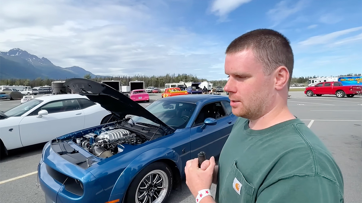 (VIDEO) Un şofer nevăzător a reuşit să conducă un Dodge Challenger cu 198 km/h pe un circuit