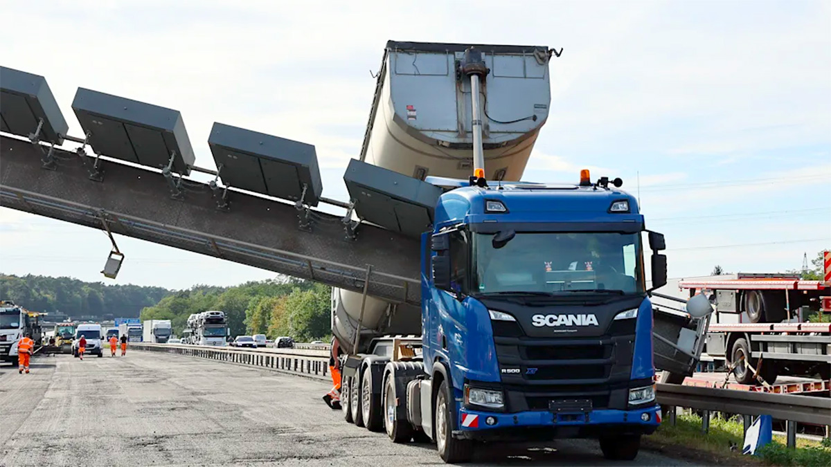 Un şofer de camion a provocat pagube de 100 mii euro pe o autostradă din Germania după ce a uitat să închidă bena