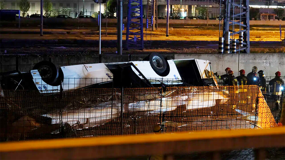 Un autocar, alimentat cu gaz, a căzut de pe un pod în Veneţia, luând viaţa a cel puţin 21 de oameni