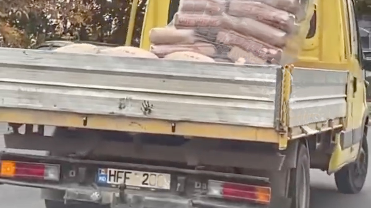 (VIDEO) O camionetă care transportă ciment fără securizarea încărcăturii ajunge să-l împrăştie pe o stradă din Chişinău
