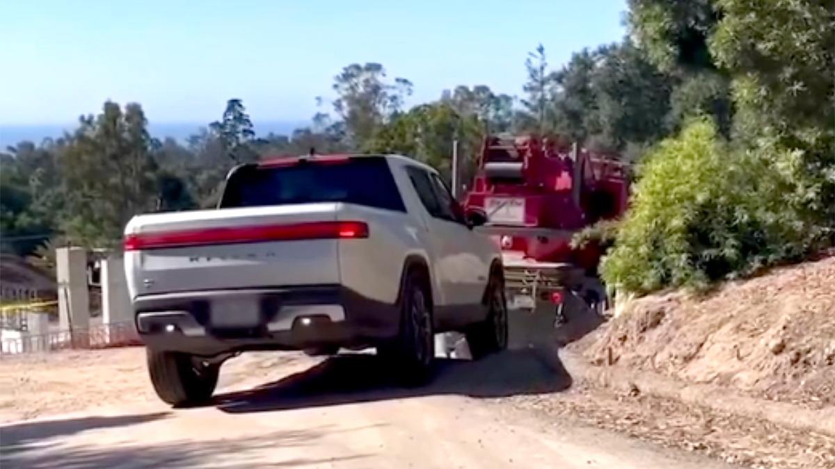 (VIDEO) Un Rivian electric cu 4 electromotoare a tractat şi scos un camion greu cu macara dintr-un şanţ