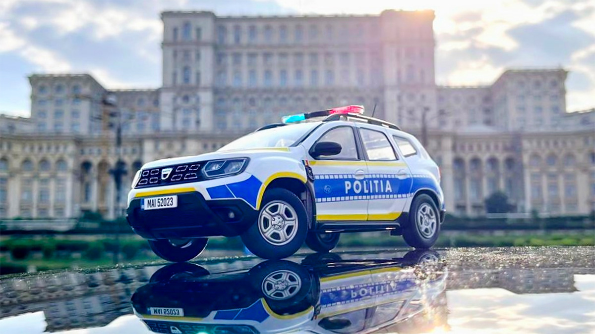 O companie din România a pus în producţie machete la scara 1/18 inspirate din autospecialele Dacia Duster ale poliţiei române