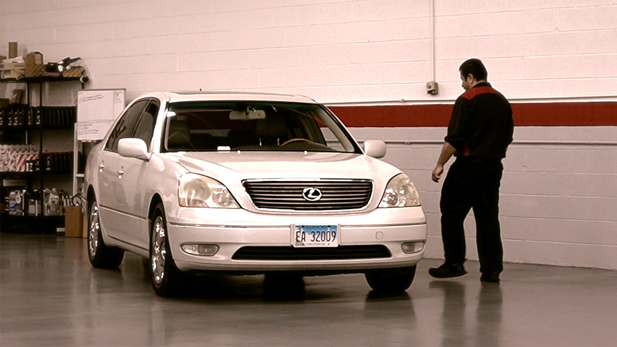 (VIDEO) Un mecanic din SUA a cumpărat un Lexus LS 430 cu 1 milion km parcurşi şi l-a readus la condiţia de showroom