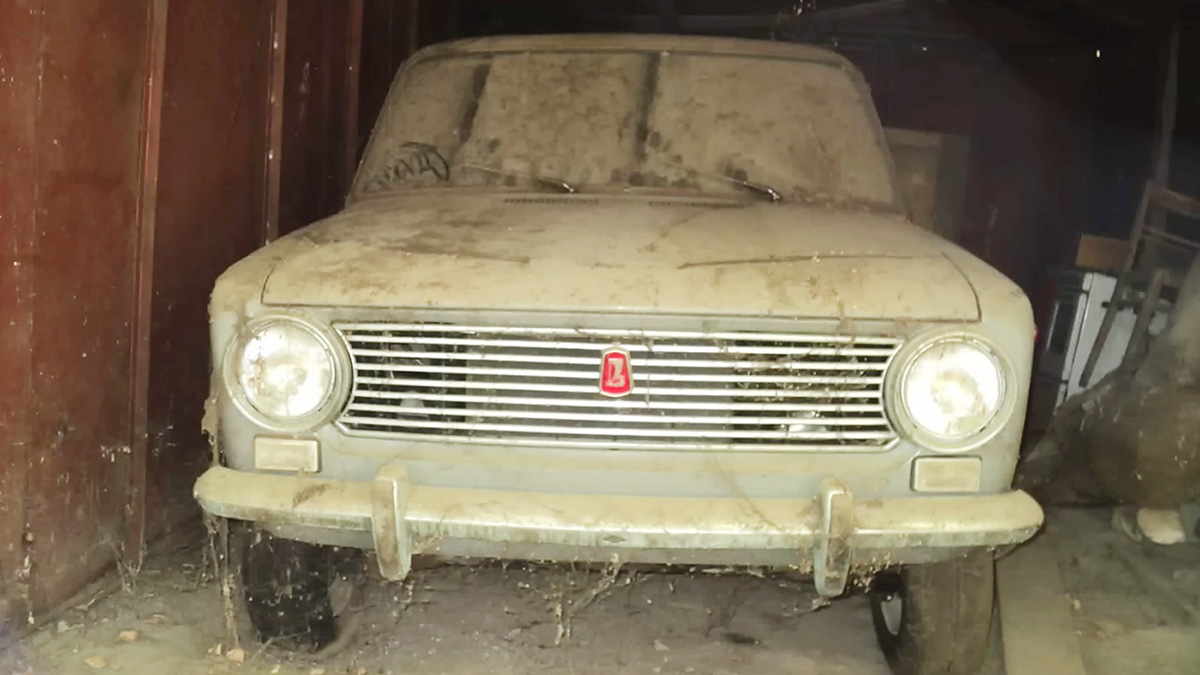 (VIDEO) O Lada 2102 din primii ani de fabricare, cu doar 80 km pe odometru, a fost descoperită într-un garaj