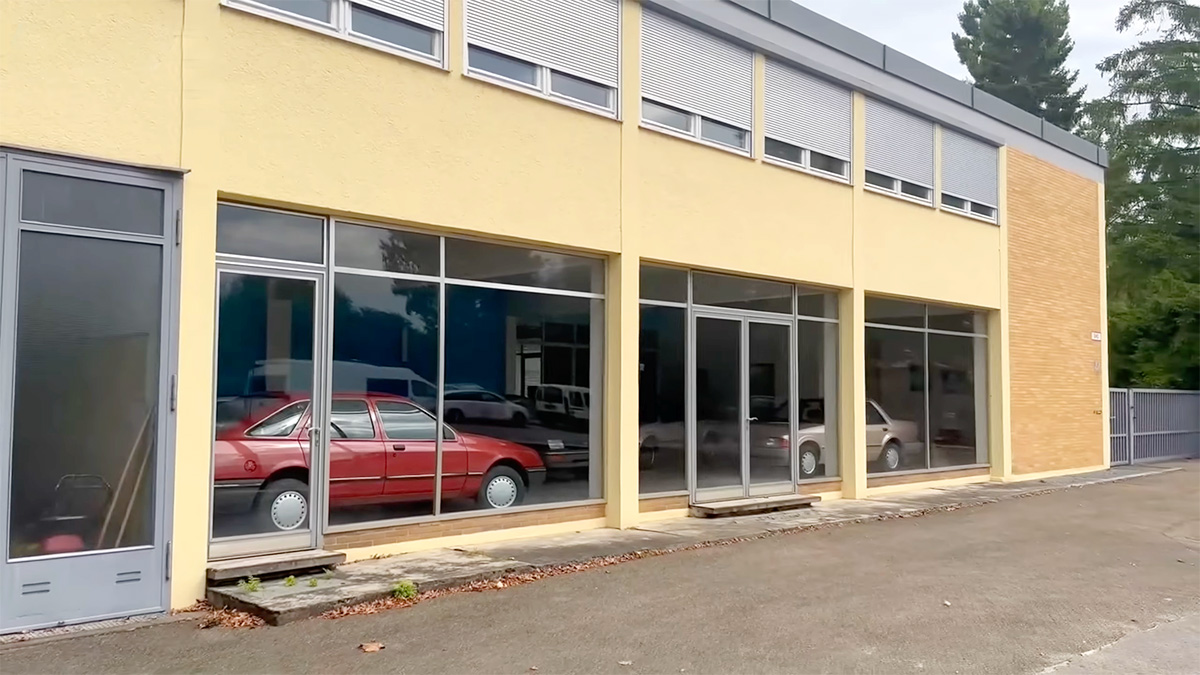 (VIDEO) În Germania există un showroom Ford pentru care timpul s-a oprit în loc, plin cu maşini absolut noi din anii 80