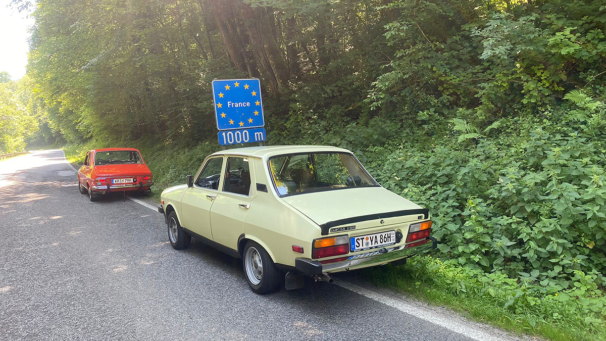 (VIDEO) Un român stabilit în Germania a cumpărat o Dacia 1310 cu doar 5186 km parcurşi şi ne-a povestit cum e să fii printre pasionaţii de Dacia clasice în această ţară