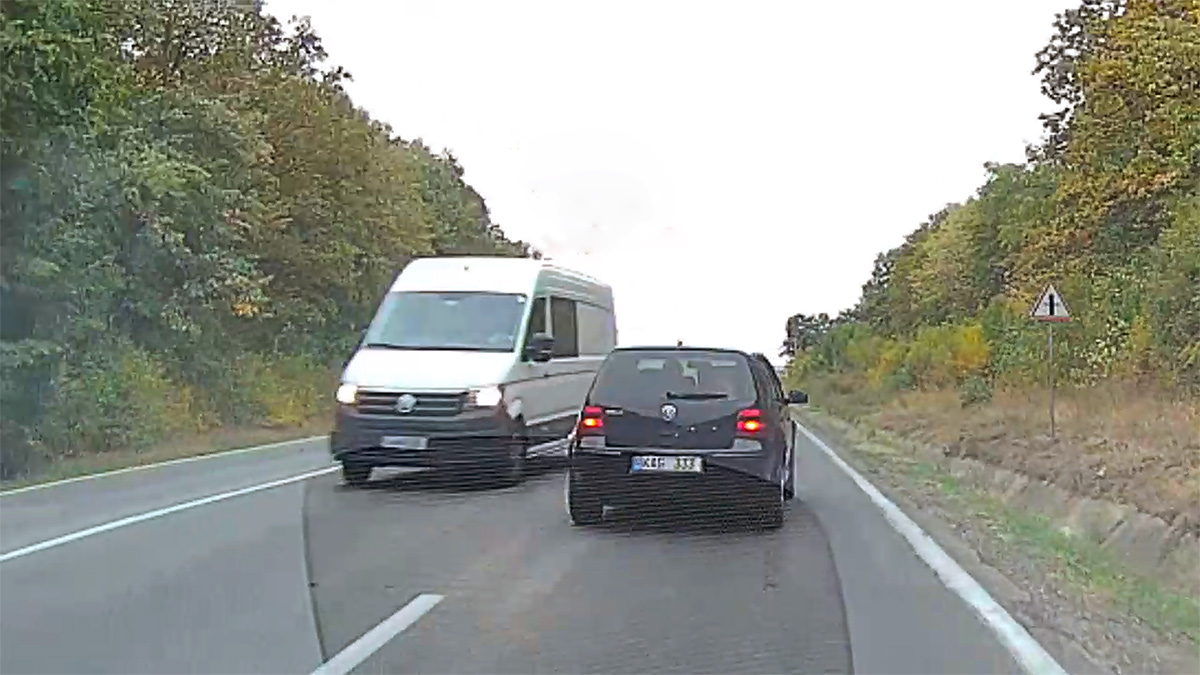 (VIDEO) Reacţia exemplară a unui şofer de Volvo l-a salvat de la un impact frontal grav pe un drum din Moldova