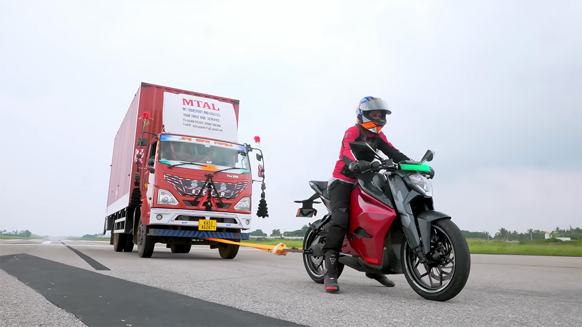 (VIDEO) O motocicletă electrică din India a tractat un camion şi un autobuz după ea