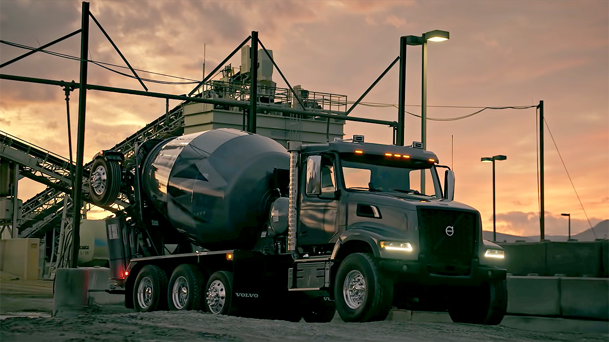 (VIDEO) Cum arată în acţiune un camion Volvo de offroad, cu betonieră, în versiune americană