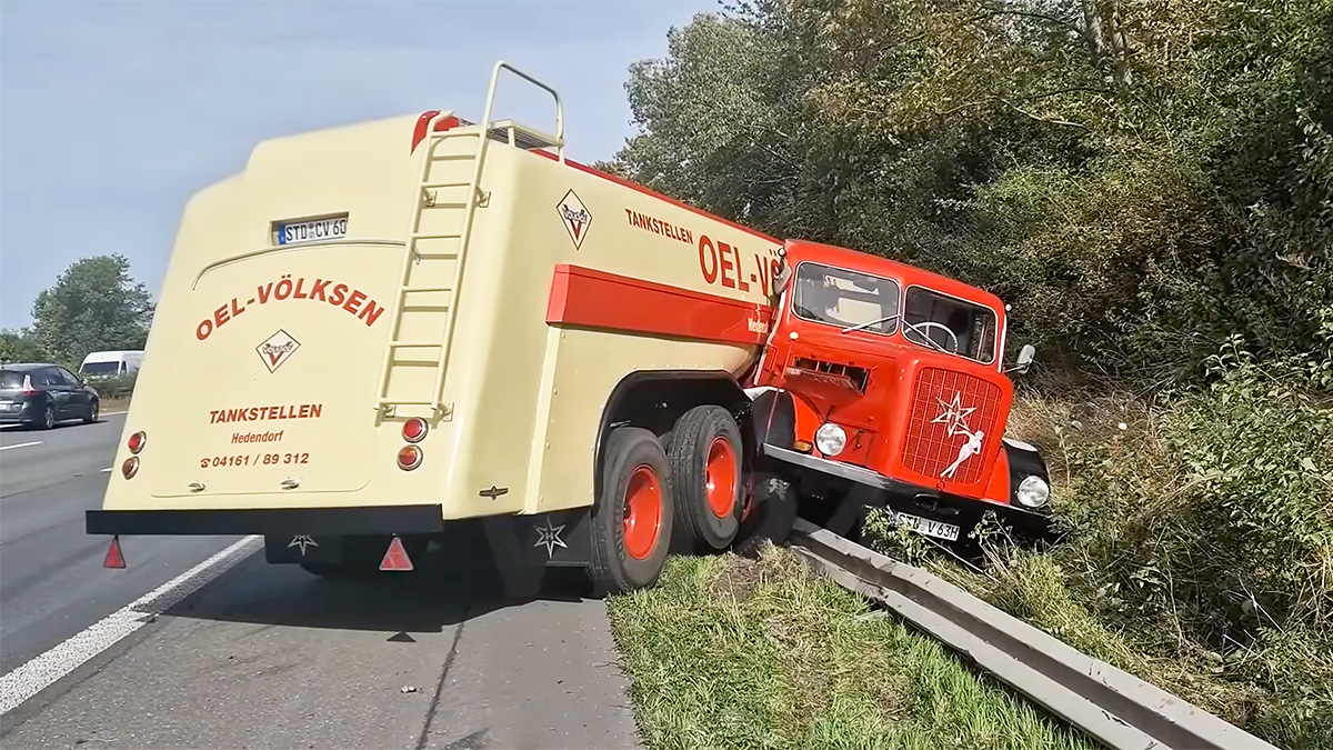 Proprietarul unui camion clasic Henschel l-a avariat pe o autostradă din Germania în prima sa ieşire după câţiva ani în care l-a restaurat