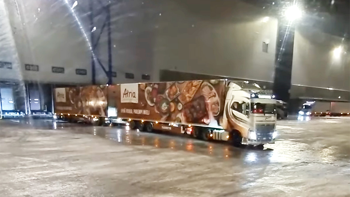 (VIDEO) Un şofer de camion din Finlanda, cu două remorci, cu o lungime totală de 32 metri, demonstrează că mai există profesionişti şi-n zilele noastre în această meserie