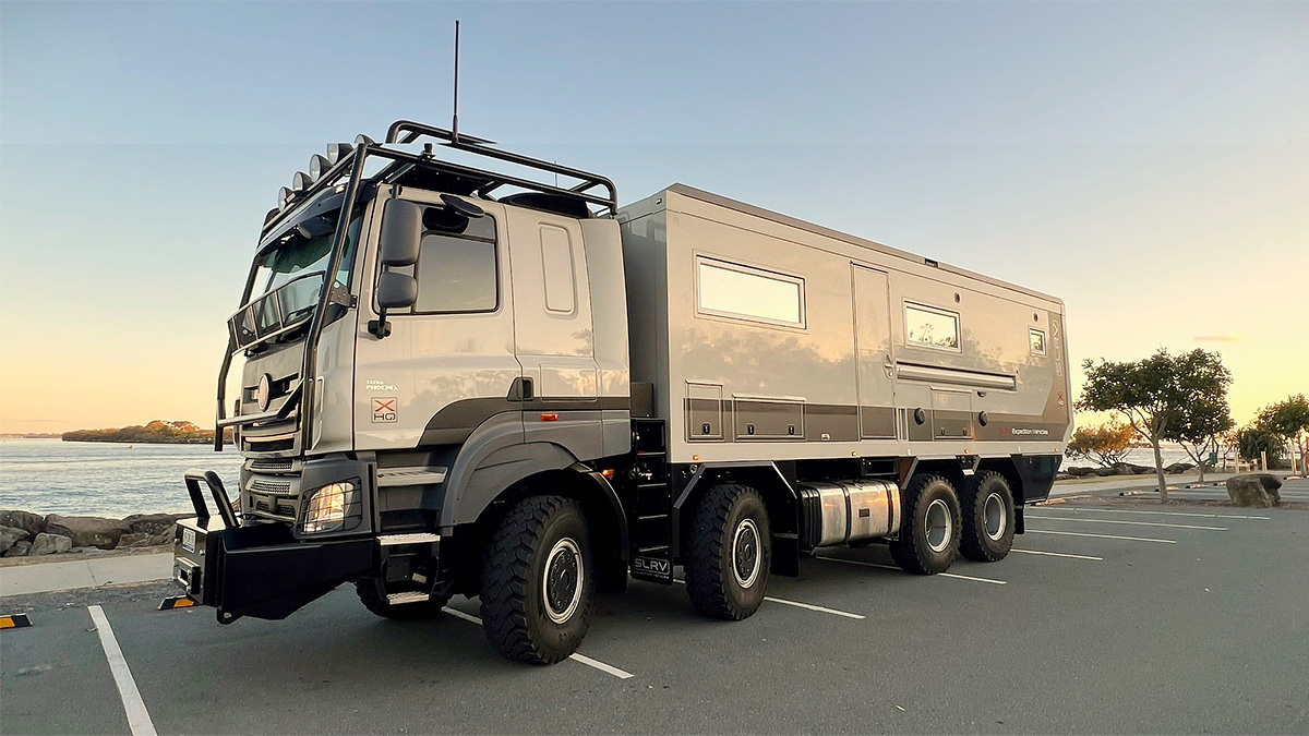 Aşa arată un camion nou Tatra din Australia, transformat fără limită de buget în casă pe roţi pentru expediţii